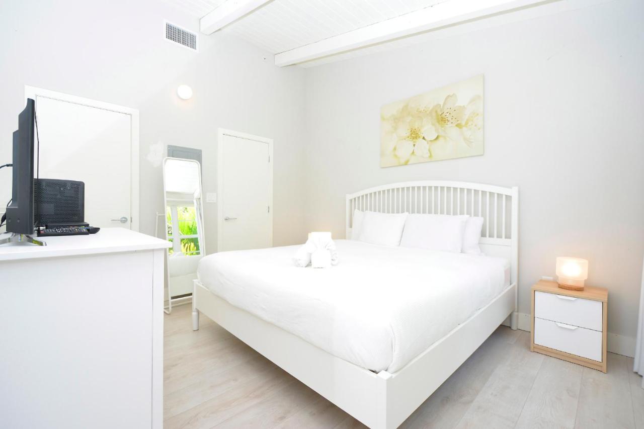 Apartments On Collins Маями Бийч Екстериор снимка