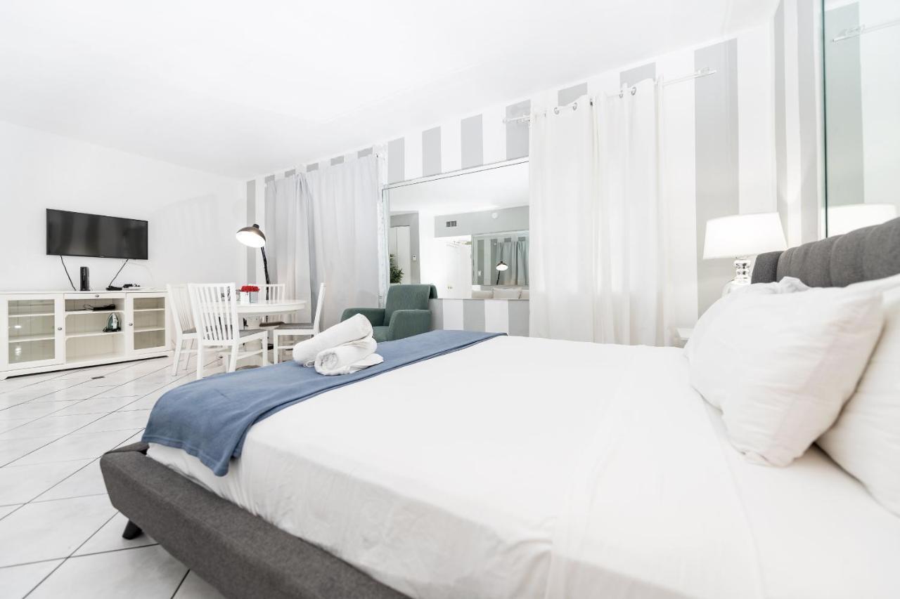 Apartments On Collins Маями Бийч Екстериор снимка