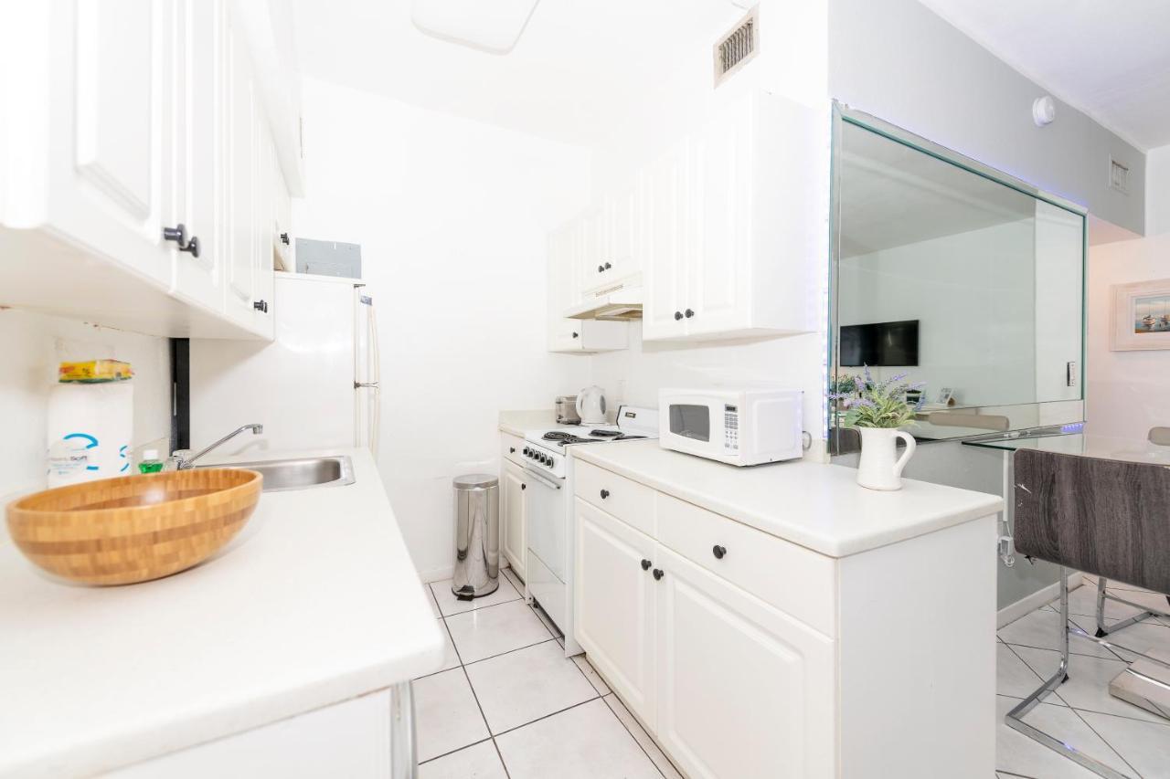 Apartments On Collins Маями Бийч Екстериор снимка